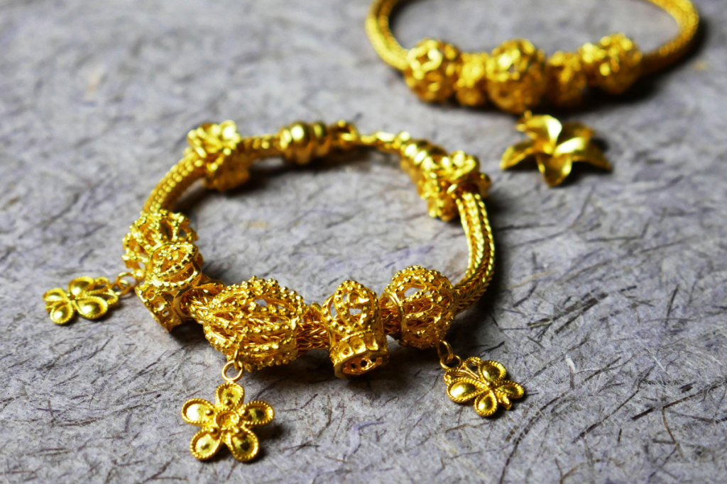 Customer comparing selling gold versus taking gold loan options with a financial advisor