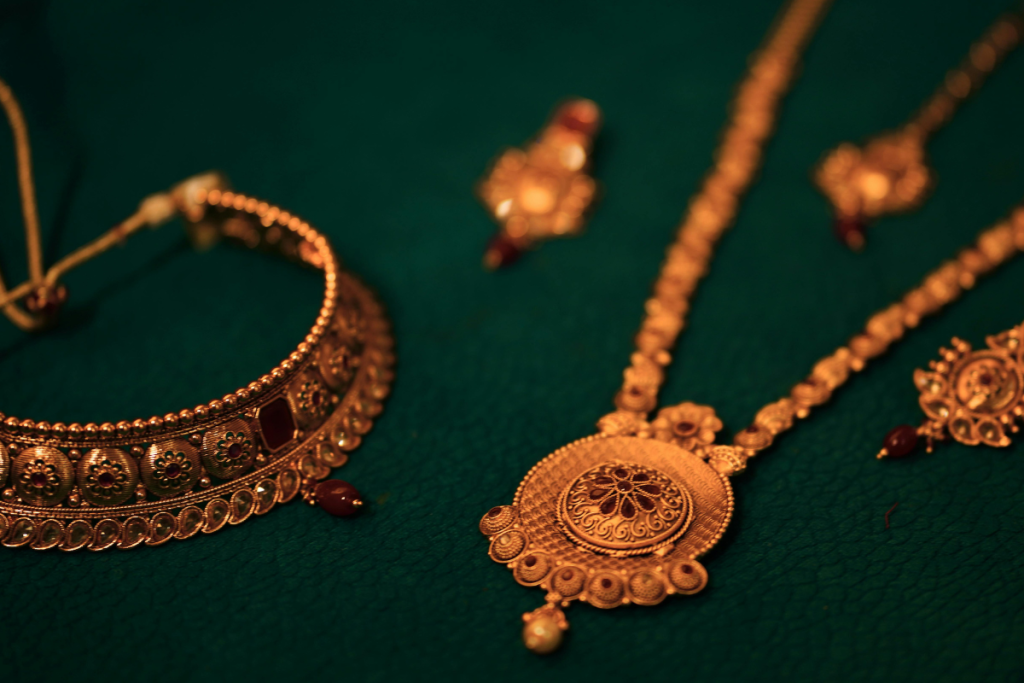 Discover the main gold price factors — global demand, inflation, and market trends — that influence gold value before selling or investing.